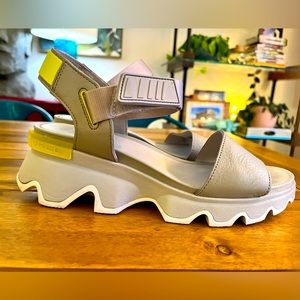 Light gray kinetic Street sorel sandals. Comfortable. Funcional. Cute.